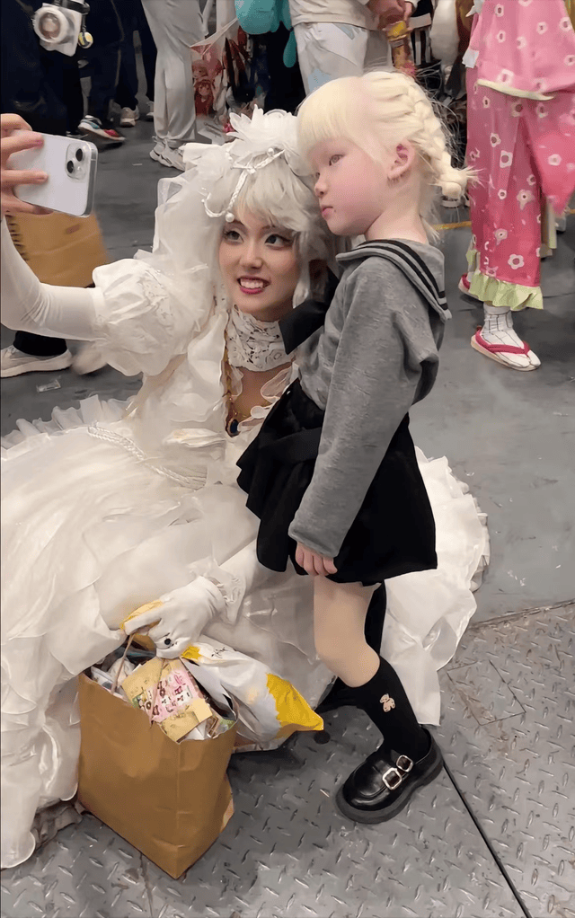 DeborahSTobi's tweet photo. Just checked in at the amazing comic con! Spotted so many awesome cosplays and scored cool exclusive merch—today’s full of anime joy , https://t.co/tNsYqUDVcC