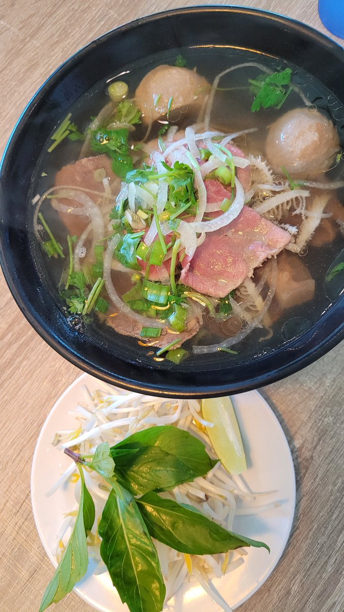 chaiju_'s tweet photo. I'm glad a bowl of phở is a lean meal.  It's some good flavourful stuff, esp if u choose the right eatery 🍃🍜 https://t.co/jU0qO9gdKP