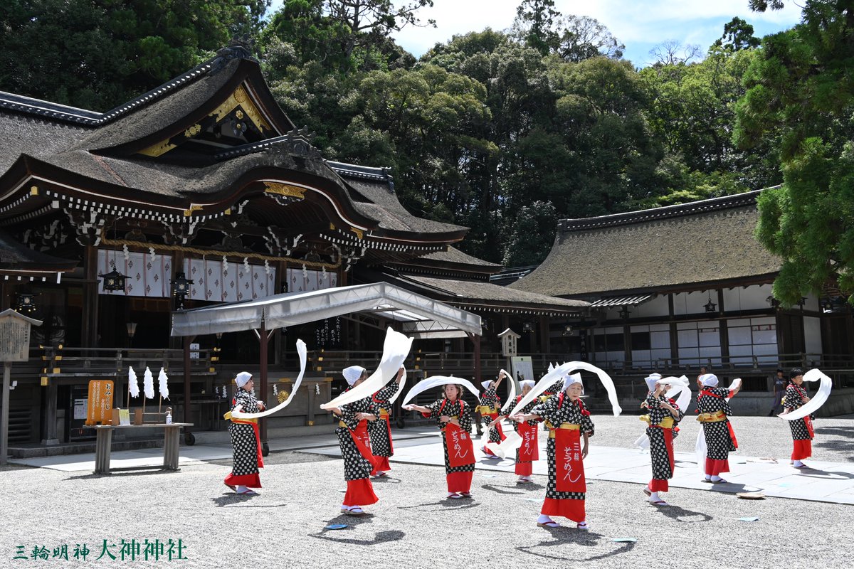 oomiwajinja's tweet photo. 【三輪素麺感謝祭】
８月２６日（水）午前１０時より地元の三輪素麺業者が夏の販売の盛況に感謝する「三輪素麺感謝祭」を斎行いたしました。
祭典に引き続き、拝殿前では三輪素麺作りをモチーフにした「三輪素麺掛唄」「三輪そうめん音頭」の踊りが三輪素麺掛唄保存会の皆様により奉納されました。

#三輪素麺感謝祭 #三輪素麺 #素麺 #穀主 #そうめん #ソーメン #地元名産 #GI #踊り #音頭 #素麺作り #祭典 #まつり #神事 #神社行事 #夏 #残暑 #地場産業 #涼しさ #縁起物 #風物詩 #季節
#大神神社 #三輪明神 #三輪さん #大和国一之宮