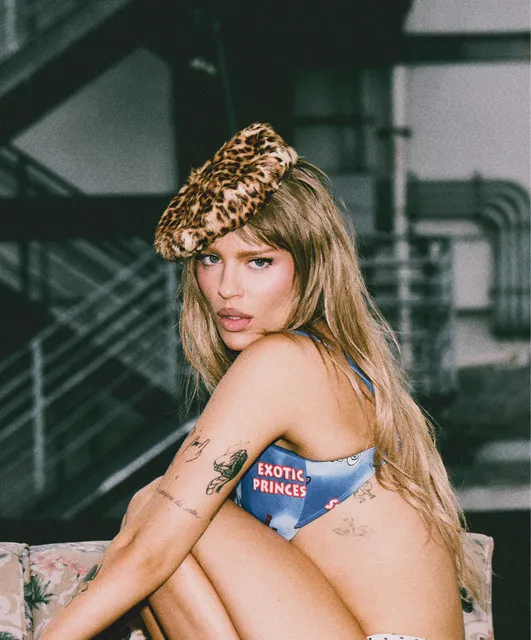 Kpop_Herald's tweet photo. .@ENHYPEN is expanding its Latin American reach. 🇧🇷🔥

The group released “Bloody Paradise (English Ver.)” featuring Brazilian star Luísa Sonza, whose Portuguese vocals add a sultry Brazilian flair to the track’s intense energy.

#ENHYPEN #LUISASONZA #BloodyParadise https://t.co/fCGhnXGMBx