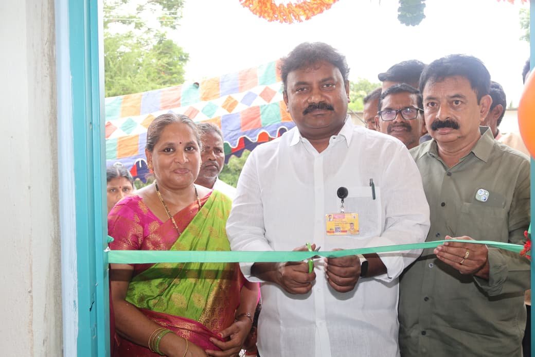 VarlaKumarRaja's tweet photo. పెదపారుపూడి మండలం రావులపాడు గ్రామంలో 16 లక్షల వ్యయంతో అంగన్వాడీ కేంద్రం ప్రారంభోత్సవ కార్యక్రమంలో ముఖ్యఅతిథిగా పాల్గొన్న "పామర్రు MLA వర్ల కుమార్ రాజా" గారు వారితోపాటు సీనియర్ నాయకులు, కూటమి నాయకులు మరియు కార్యకర్తలు పాల్గొన్నారు.
#AnganwadiInauguration #PamarruDevelopment #VarlaKumarRaja #PamarruMLA #TDP #kutami #PasupuKotaPamarru #AndhraPradesh