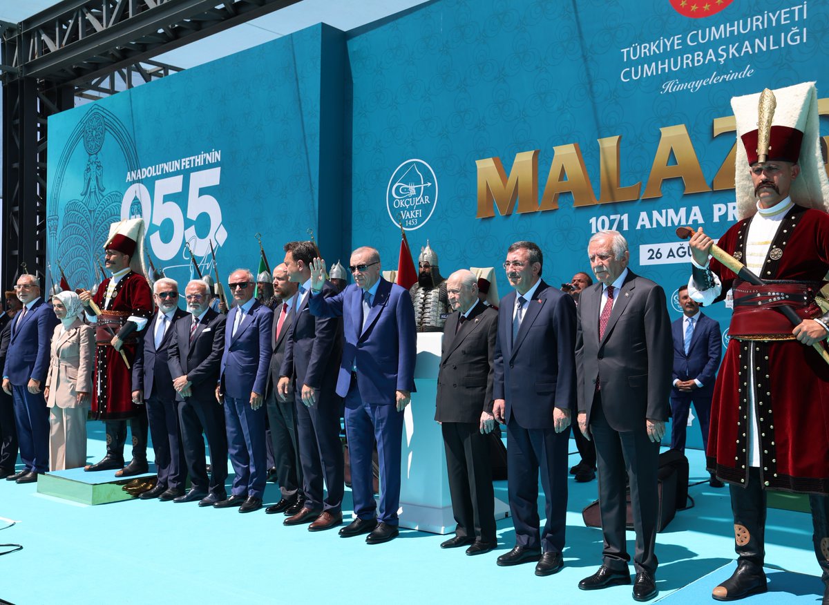 MHP_Bilgi's tweet photo. Genel Başkanımız Sayın Devlet BAHÇELİ ve Cumhurbaşkanımız Sayın Recep Tayyip ERDOĞAN Malazgirt Zaferi’nin 955. Yıl Dönümü Kutlama Programı’na katıldılar. https://t.co/H6dwUiDY1k