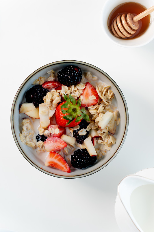 lamis_14's tweet photo. A quick weekday pick-me-up: warm oatmeal topped with fresh berries and a sprinkle of chia seeds, just perfect for starting the day right!， https://t.co/7lxHXDqTU9