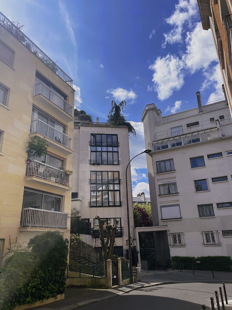 Paris_all_about's tweet photo. Butte Bergeyre - full of surprises.
#WindowsAndBalconies #Paris
https://t.co/vKTFOek0IG https://t.co/aT6ibV1Gaa