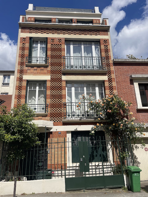 Paris_all_about's tweet photo. Butte Bergeyre - full of surprises.
#WindowsAndBalconies #Paris
https://t.co/vKTFOek0IG https://t.co/aT6ibV1Gaa
