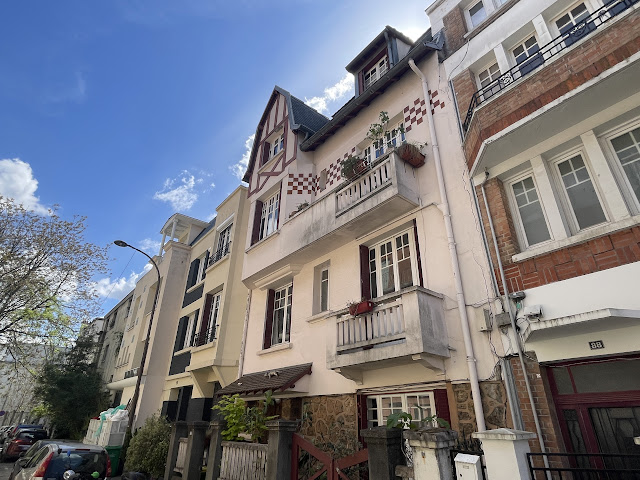 Paris_all_about's tweet photo. Butte Bergeyre - full of surprises.
#WindowsAndBalconies #Paris
https://t.co/vKTFOek0IG https://t.co/aT6ibV1Gaa