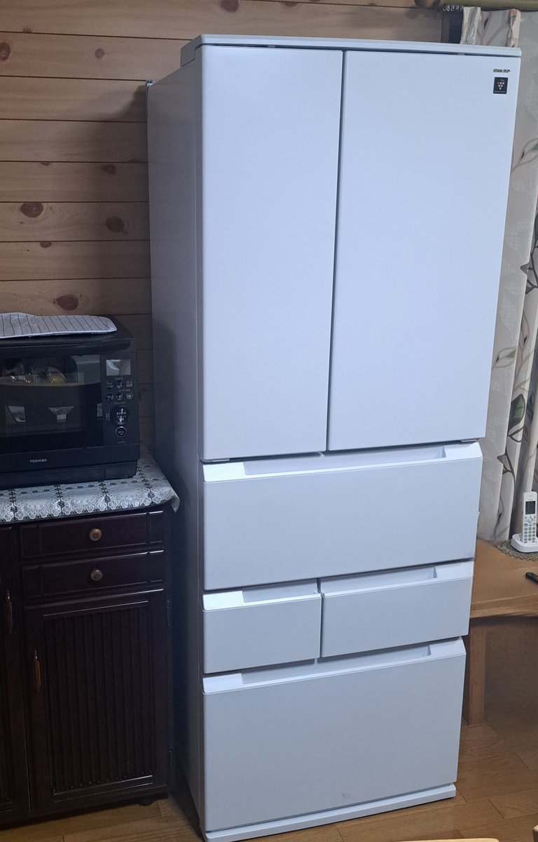 greendeer03's tweet photo. 新しい冷蔵庫、Wi-Fi接続機能ついてて「はて…何の為？」と試しに繋いでみたら、やたらと喋る喋る

挨拶、天気予報、豆知識etc.
別にいらないし切ろうかと思ってた矢先、突然何やら変な関西弁を喋りだし「…関西弁の練習してみました、おやすみなさい」だと

何だ～コイツ(笑)しかもまだ夕方やし(^^; https://t.co/eTMLZvbZx3