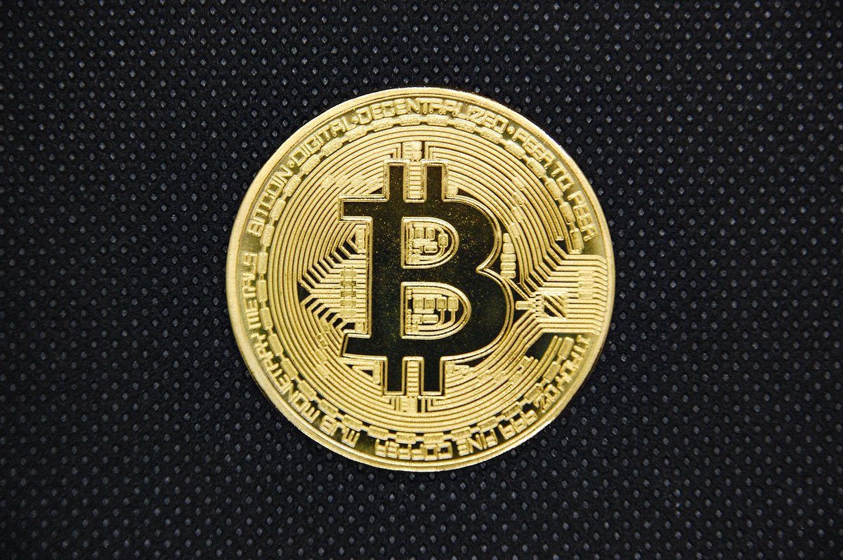 khokch25132's tweet photo. Bitcoin's hashrate just hit 800 EH/s. Machines, not humans, secure value. Who's really disappearing? https://t.co/1DvQ2Rcpwn