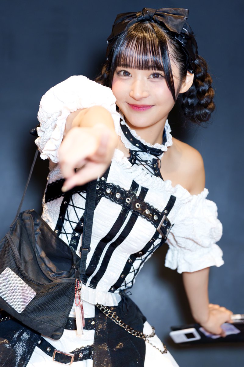 GX1____'s tweet photo. 2026.8.23
『This is HoneyDevil 
～全曲披露！SP定期公演final～』
@ Shibuya WWWX
@hd_yui_
#HoneyDevil 
#井上唯 さん

2年前と同じ指差しとウィンクしてもらいました😊
2年前はあつーい体育館で、ウィンク練習中なんですって言ってたけど、すっかり上手になりました😊

キャッチライトしっかり入れて、私も写真こだわるようになりましたね😂

2年あっという間だったなぁ😂