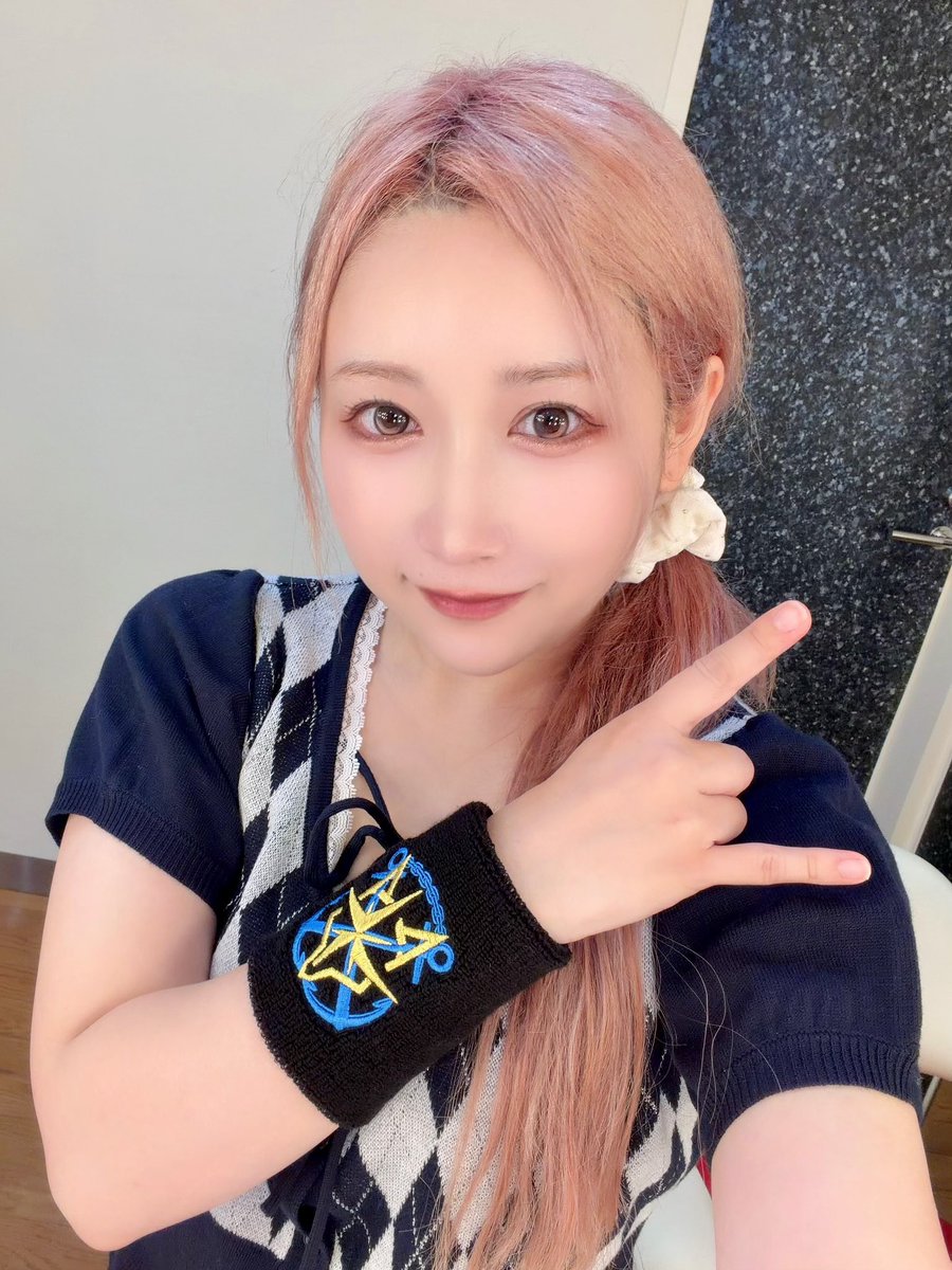 lovebites_jp's tweet photo. 【🔥#LOVEBITES Outstanding Tourグッズ情報10】

こちらも夏の必需品セミロングのパイル地のリストバンド❗️ポラリスロゴが刺繍で光り輝きます‼️ https://t.co/b1BWfH7K1C