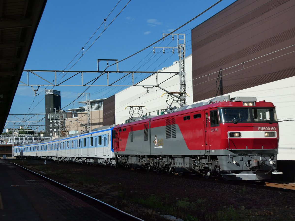 K10_01K's tweet photo. はじめて下関で甲種輸送を見たが関門トンネルの前後で機関車をつけかえるとは往時のブルトレみたいだ https://t.co/RcvVT6yxU5