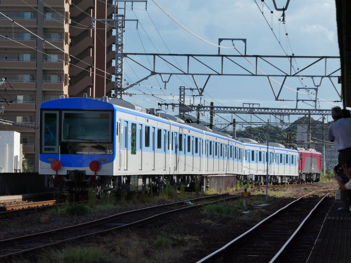 K10_01K's tweet photo. はじめて下関で甲種輸送を見たが関門トンネルの前後で機関車をつけかえるとは往時のブルトレみたいだ https://t.co/RcvVT6yxU5