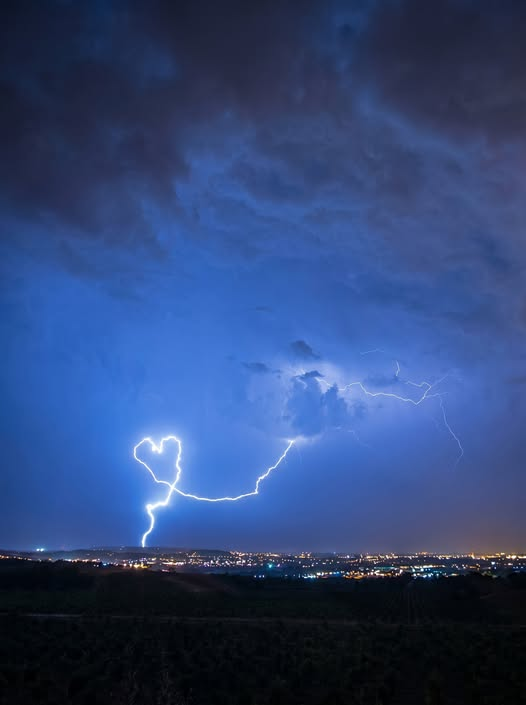 astrooalert's tweet photo. Heart-Shaped lightning🩵 https://t.co/Xos2NOxvo0