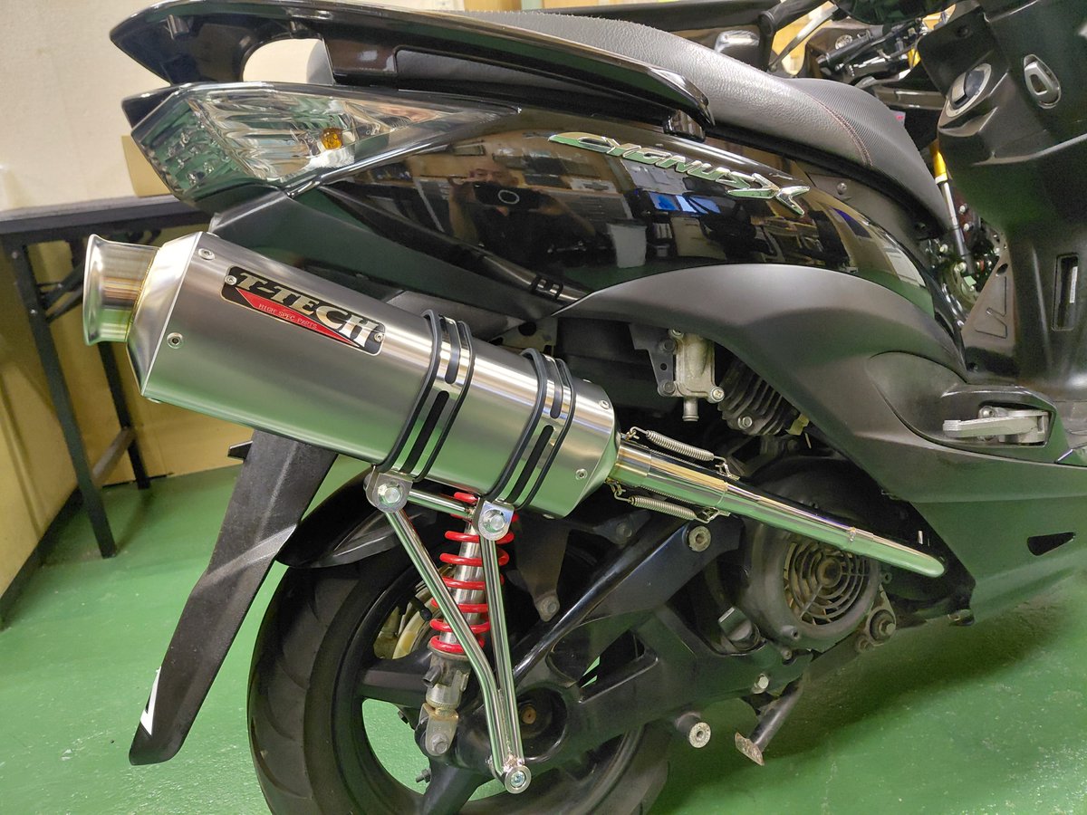 T_TECH2024's tweet photo. シグナスX用のワンオフ製作
丸形細身のチタンボディサイレンサーにエンドをスラッシュカットで
もう1台はカチ上げタイプでポリッシュ仕上げ https://t.co/xmqpzX77Nv