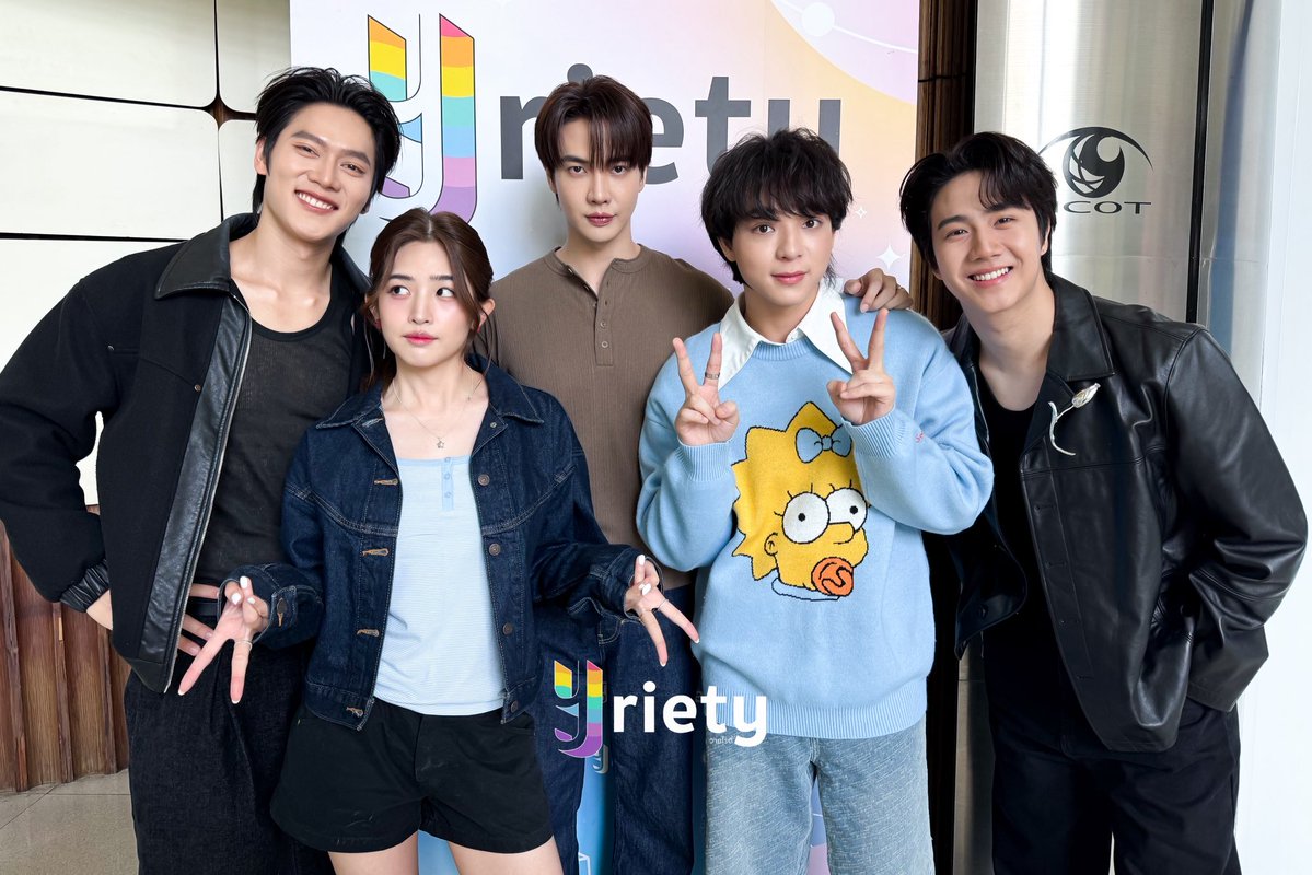 Yriety's tweet photo. ขี้ซุยบราเธอร์สเดบิวต์แล้ววันนี้ ! ✨ ตั้งนาฬิกาด่วน 20.00 น. วันนี้มี Exclusive interview กับแก๊งขี้ซุยสตรีมเมอร์สุดฮอตที่สุดในปี 2026 🆕 หลากหลายเรื่องราวเกิดขึ้นที่นี่ ห้ามพลาดสักวินาที 🤪🎙️🗣️

#MaxkyBas #wjmean 
#Gunnernsk #JengChotipat
#ซอโซ่ล่ามธีร์ #BeMyPlayerTwo 

📍 YouTube : Yriety 
🗓️ Today 20:00 น. | 8:00 P.M. (GMT+7)
#️⃣ Yrietyxซอโซ่ล่ามธีร์
.
#Yriety