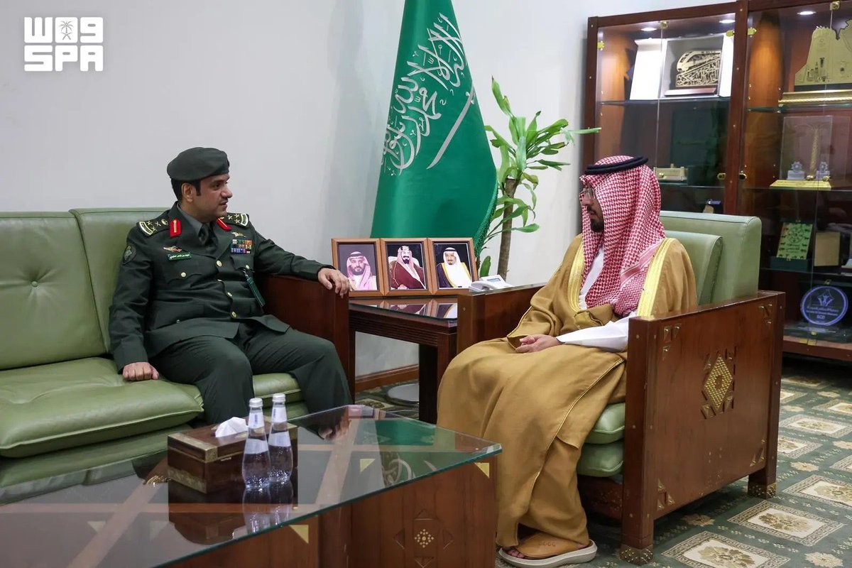 KNews2030_KSA's tweet photo. استقبل صاحب السمو الملكي الأمير فهد بن محمد بن سعد بن عبدالعزيز محافظ #الخرج في مكتبه بالمحافظة اليوم مدير الجوازات بالمحافظة المكلف حديثًا العميد نايف بن شاهر العتيبي.
 وهنّأ سموه العميد العتيبي بمناسبة تكليفه، متمنيًا له التوفيق والسداد في أداء مهامه، مؤكدًا أهمية مواصلة الجهود لتعزيز وتقديم أفضل الخدمات للمواطنين والمقيمين.