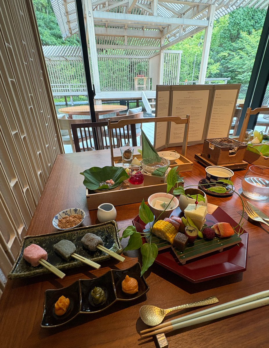 ichige_prpr's tweet photo. バンヤンツリーのアフタヌーンティー🫖
お茶が猛烈に美味しかった〜生麩を炭で焼くの楽しかった♡ https://t.co/BMhYo3bKed