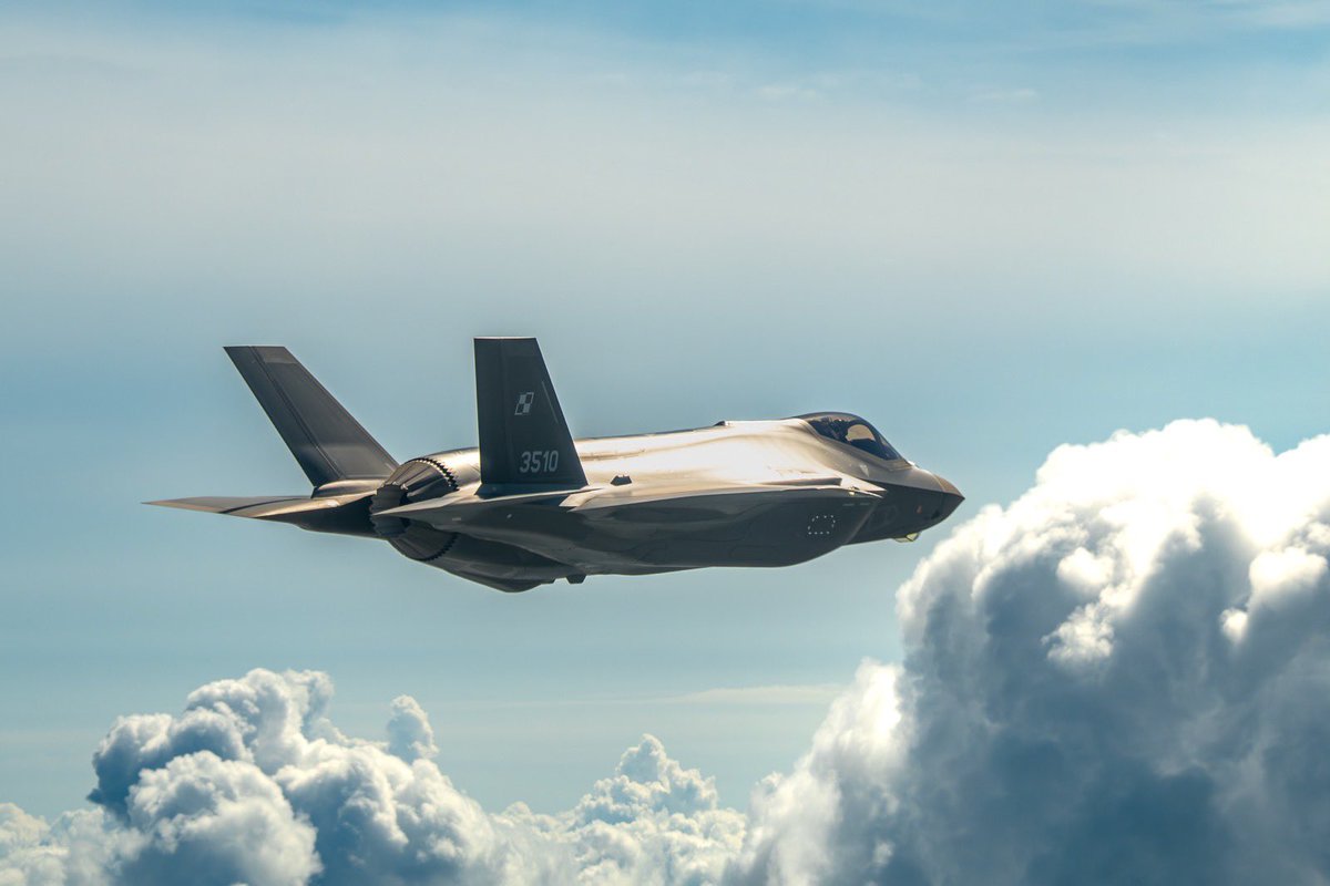 KosiniakKamysz's tweet photo. Do 32 Bazy Lotnictwa Taktycznego zmierza pięć  kolejnych samolotów F-35 z polską szachownicą. To wsparcie nie tylko zdolności 🇵🇱 Sił Powietrznych, ale całego systemu bezpieczeństwa, który tworzymy z naszymi sojusznikami. https://t.co/efjtMy9sa3