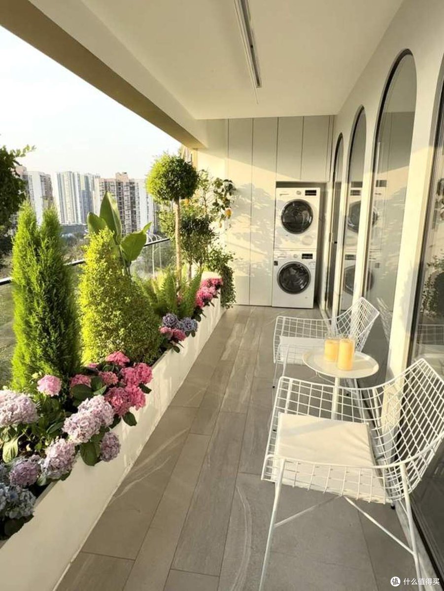 hawkl348036's tweet photo. Never thought a tiny window box would turn my chaotic balcony into my go-to calm corner this summer  Small changes = big joys!， https://t.co/ylVWQxN2Ze