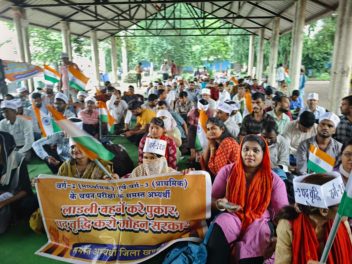 Chhutki07's tweet photo. खाली पद भरना होगा → पदवृद्धि करना होगा!
स्कूलों से आई पुकार → हमको शिक्षक दो सरकार!
हाथ में हमारे “राखी” है → पदवृद्धि अभी बाकी है!
देश का भविष्य संवारेंगे → पद बढ़ाओ, हम पढ़ाएँगे!
हक की आवाज़ उठाएँगे → पदवृद्धि लेकर ही जाएँगे!
हम दो-दो पेपर पास हैं → पदवृद्धि की आस है! https://t.co/RHSw4Cl5tY