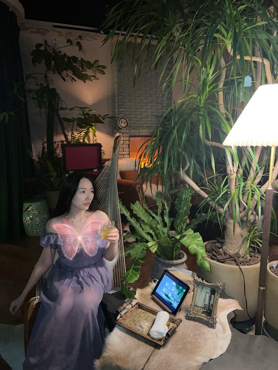 nibbl929518's tweet photo. Cozy Sunday vibes: sipping warm tea while flipping through old vinyl records on the living room couch. Nothing beats these quiet little home moments. https://t.co/4tw1XlLGVN