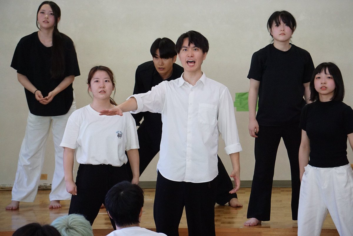 school_duo's tweet photo. 【28期レギュラー夏期合宿番外編🌻】
チーム発表中の写真です📸
#スクールデュオ https://t.co/tDeUHAmvSy