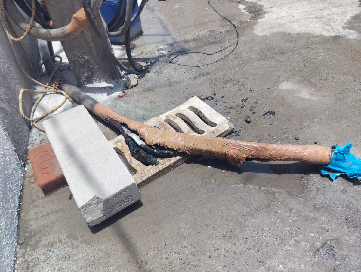 Rusty53013218's tweet photo. @TANGEDCO_SE_CHW @TANGEDCO_Offcl This is the dangerous situation in 2 nd  Street, Sathya Nagar, Manapakkam . AE Manoranjitham , even after several complaints, not responding and rude. AE mobile no
9445850197 incoming call facility, not there. It looks like only if someone dies, she will attend to it. https://t.co/eFKLXZAkal