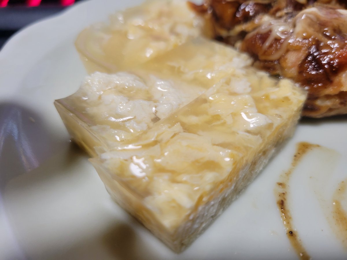 ozysCreate2022's tweet photo. オリジナルの豆腐寄せ(郷土料理)を作ってみたヾ(*´∀｀*)ﾉ

本来はあまじょっぱくスイーツに近いけど…おつまみ系豆腐寄せを作ってみましたヾ(*´∀｀*)ﾉ

卵スープに水切りした木綿豆腐を崩し入れて寒天で固めましたよ。ｳﾋﾋﾋﾋﾋ(⃔ *`꒳´ * )⃕↝💗
冷たくプルプルで卵と豆腐がいい感じです。 https://t.co/pUHnmodCPh