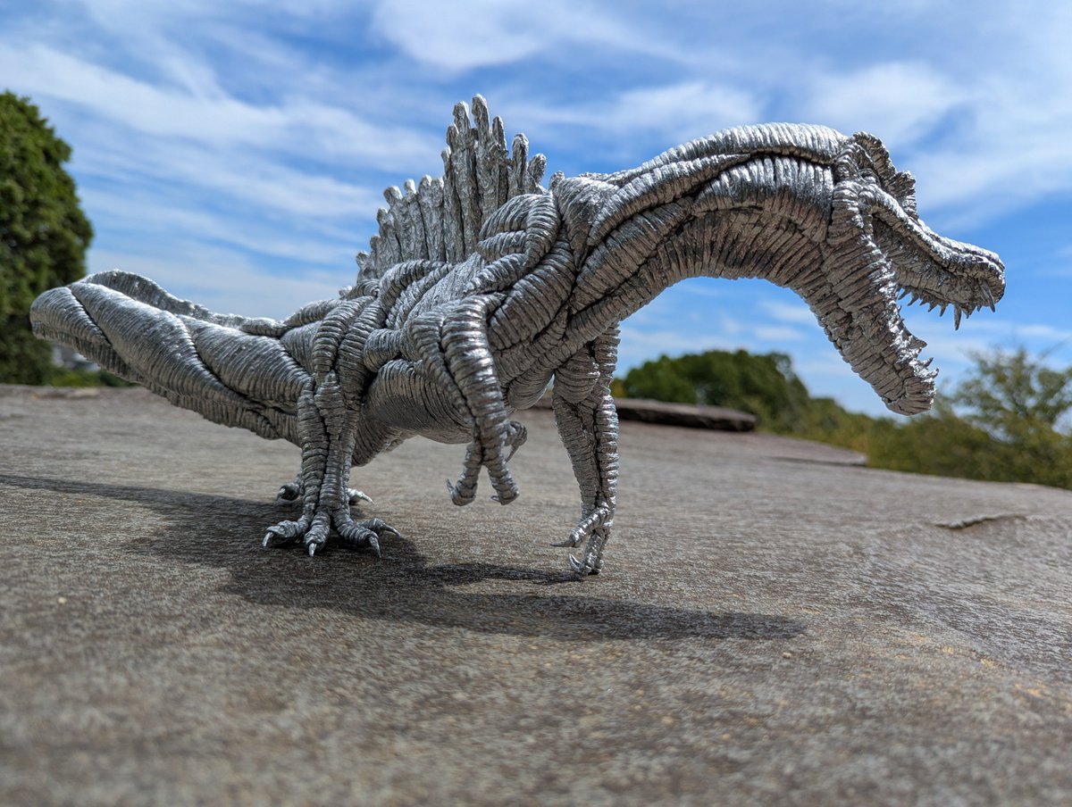 hakuya_89's tweet photo. アルミホイルアート『スピノサウルス』
外で撮影(暑くて１５分で撮影終了😫) https://t.co/5mRC0GYhFr