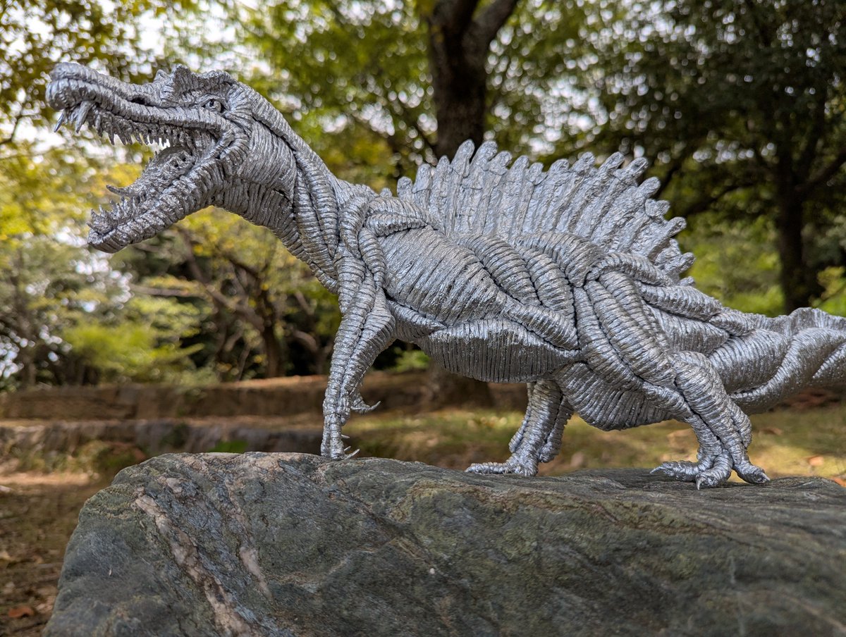 hakuya_89's tweet photo. アルミホイルアート『スピノサウルス』
外で撮影(暑くて１５分で撮影終了😫) https://t.co/5mRC0GYhFr