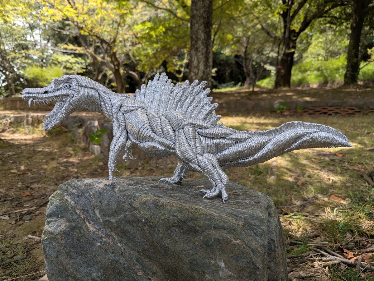 hakuya_89's tweet photo. アルミホイルアート『スピノサウルス』
外で撮影(暑くて１５分で撮影終了😫) https://t.co/5mRC0GYhFr