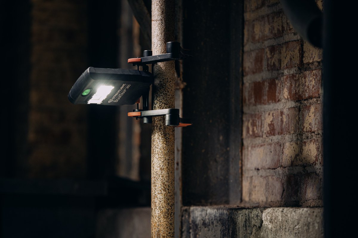 StreamlightFR's tweet photo. Orientez la lampe exactement là où vous en avez besoin.

La BEARTRAP® 360 est une lampe de travail rechargeable polyvalente qui peut se fixer pratiquement partout, tenir debout toute seule ou s'accrocher grâce à sa base magnétique. Son corps pivotant à 360° et inclinable à 270° permet d'orienter facilement le faisceau lumineux vers des endroits difficiles d'accès ou peu pratiques, tout en offrant jusqu'à 2 000 lumens en mode « flood ».

👉 https://t.co/HMUPPQrDkN

#Streamlight #StreamlightTrusted