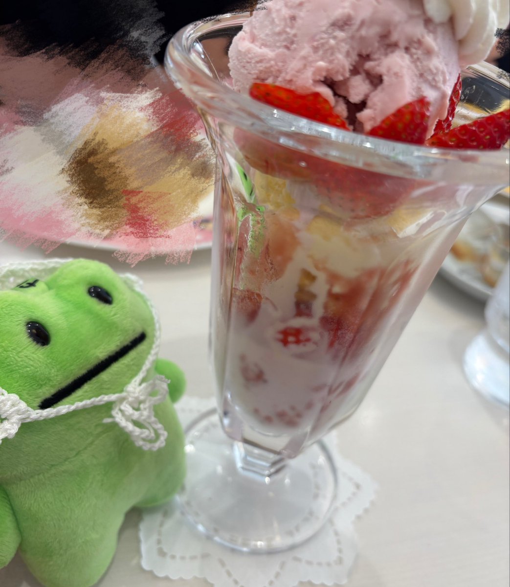 Noko_fric's tweet photo. fricたん、いちごパフェだよ🍓 https://t.co/9yNCaFB18M