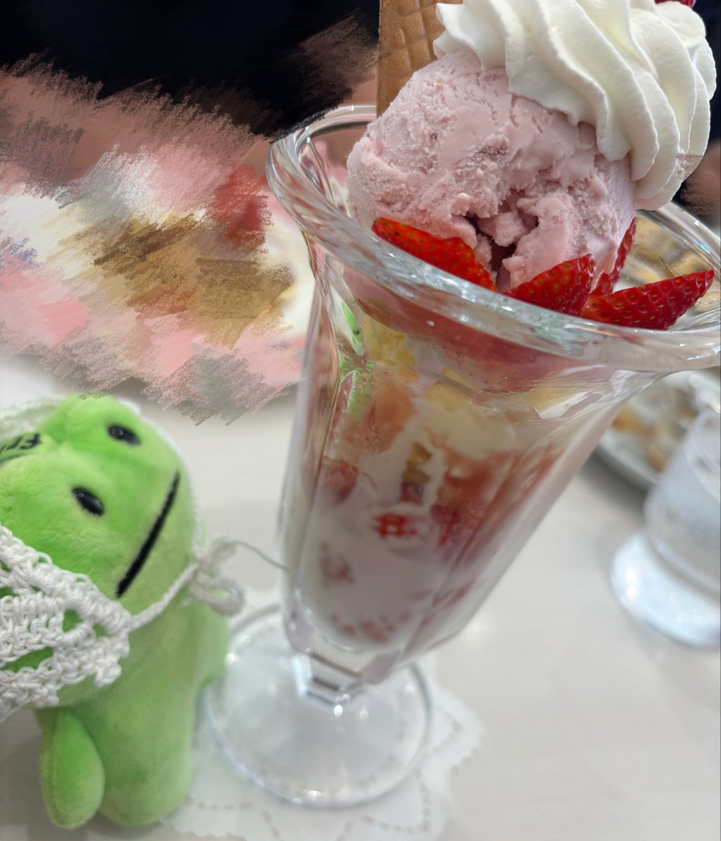 Noko_fric's tweet photo. fricたん、いちごパフェだよ🍓 https://t.co/9yNCaFB18M