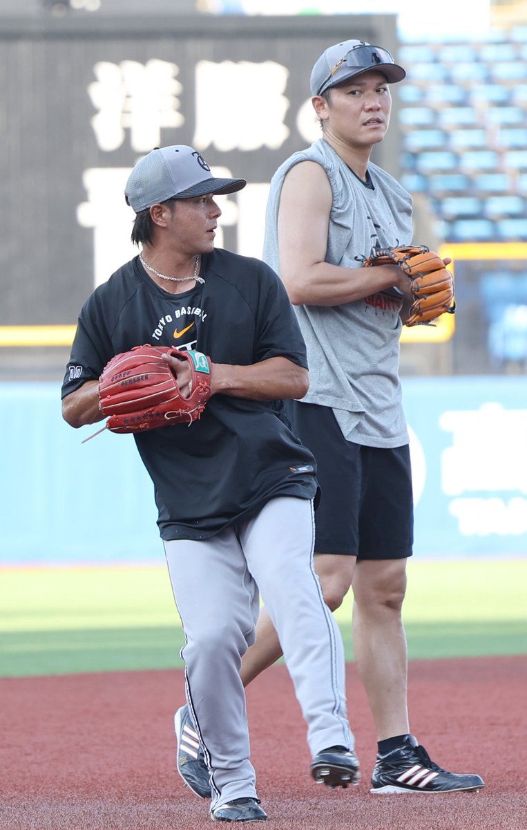sanspo_giants's tweet photo. 【#練習風景から🏟️】　
#湯浅大 選手の守備を見つめる #坂本勇人 選手。合同自主トレ歴は7年（撮影・萩原悠久人）

#巨人 #ジャイアンツ #giants #サンスポ https://t.co/IArIBMYWgl