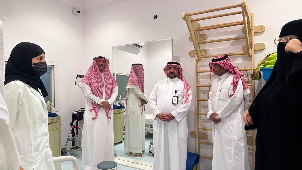 KNews2030_KSA's tweet photo. حين تتجاوز العزيمة حدود الجسد.. الزايدي يطّلع على تجربة تمكين استثنائية في الطائف @zahrtalgerah 

الطائف - رحمة الطويرقي

في جولة حملت أبعادًا إنسانية وحقوقية ووطنية، حلّ سعادة الأستاذ سليمان بن عواض الزايدي، عضو مجلس الشورى سابقًا وعضو الجمعية الوطنية لحقوق الإنسان والمشرف على فرعها بمنطقة مكة المكرمة، ضيفًا على جمعية الطائف الخيرية لذوي الاحتياجات الخاصة، برفقة الأستاذ عادل الثبيتي ممثل الجمعية بالطائف، للاطلاع على ما تقدمه الجمعية من خدمات وبرامج نوعية للأشخاص ذوي الإعاقة.

وكان في استقبالهما رئيس مجلس الإدارة الدكتور سعيد علي الزهراني، ونائبه الدكتور خالد عسيري، وأعضاء المجلس: الأستاذ رداد الثمالي، والأستاذ ماجد عسيري، والأستاذة عايضة الثمالي، والأستاذ يوسف الزهراني، والأستاذ سعود السفياني، والأستاذ مهند الحبيشي، إلى جانب عدد من منسوبي ومنسوبات الجمعية.

واستهل الزايدي جولته بزيارة قسم التشخيص المبكر، حيث اطّلع على آليات تقييم الحالات وتحديد احتياجاتها، ثم انتقل إلى قسم العلاج الطبيعي وما يضمه من أجهزة وتقنيات حديثة، كما شملت الجولة وحدة التوحد التي تُعد من الوحدات المتميزة على مستوى المنطقة، إلى جانب عدد من الأقسام والوحدات المتخصصة.

واستمع خلال الجولة إلى شرح حول البرامج والخدمات المقدمة، ومنظومة التأهيل الشامل، والبرامج التدريبية التي تستهدف تطوير المهارات الحياتية والمهنية، إضافة إلى الدعم النفسي والأسري، بما يعزز فرص الدمج والتمكين ويرسخ جودة الحياة للأشخاص ذوي الإعاقة وأسرهم.

وأبدى الزايدي إعجابه بما شاهده من إمكانات وجهود، مؤكدًا أن ما تقدمه الجمعية يتجاوز مفهوم الخدمة التقليدية إلى صناعة الأمل وتمكين الإنسان، مشيرًا إلى أن ما لمسه من إنجازات يجسد بوضوح أن إعاقة الجسد لا تعني إعاقة العزيمة، وأن التحدي الحقيقي يكمن في الهمم التي تعمل على إزالة العوائق وفتح مساحات أوسع للتمكين.

وأكد أن مستهدفات رؤية المملكة 2030 في تمكين الأشخاص ذوي الإعاقة ودمجهم في المجتمع تُترجم على أرض الواقع من خلال نماذج مشرّفة كهذه، مشددًا على أهمية مواصلة تطوير الخدمات النوعية، وتعزيز الجهود الرامية إلى حفظ الحقوق، وتوسيع دائرة الشراكات المجتمعية الداعمة لهذه الفئة.

من جانبه، ثمّن رئيس مجلس الإدارة الدكتور سعيد علي الزهراني زيارة الزايدي، واصفًا إياها بـالبارقة المضيئة، لما تحمله من دعم معنوي للكوادر والعاملين في الجمعية، مؤكدًا أن الجمعية ماضية في خططها التطويرية، وفتح آفاق جديدة للتعاون والشراكات، بما يحقق أثرًا مستدامًا في حياة المستفيدين والمستفيدات وأسرهم.

واختُتمت الزيارة بتقديم الشكر والتقدير للأستاذ سليمان الزايدي والأستاذ عادل الثبيتي على هذه الوقفة الإنسانية والحقوقية، التي تعكس أهمية التكامل بين المؤسسات المجتمعية والحقوقية، وتؤكد أن تمكين الأشخاص ذوي الإعاقة ليس مجرد مسؤولية مؤسسية، بل قيمة وطنية وإنسانية تُقاس بما نصنعه من فرص، وما نتركه من أثر.

وتواصل جمعية الطائف الخيرية لذوي الاحتياجات الخاصة مسيرتها حاملةً راية التمكين والدمج وجودة الحياة، لتثبت كل يوم أن الإنسان حين يجد من يؤمن بقدرته، يستطيع أن يجعل من التحدي بدايةً جديدة للحلم والإنجاز