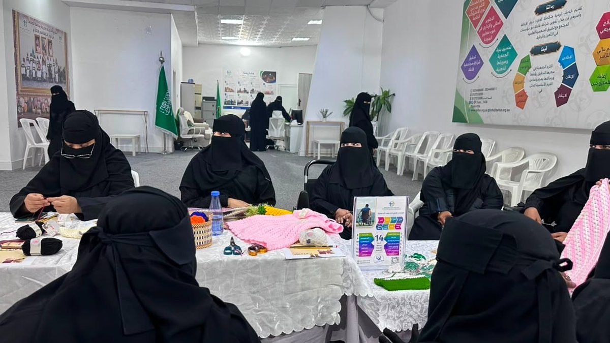 KNews2030_KSA's tweet photo. حين تتجاوز العزيمة حدود الجسد.. الزايدي يطّلع على تجربة تمكين استثنائية في الطائف @zahrtalgerah 

الطائف - رحمة الطويرقي

في جولة حملت أبعادًا إنسانية وحقوقية ووطنية، حلّ سعادة الأستاذ سليمان بن عواض الزايدي، عضو مجلس الشورى سابقًا وعضو الجمعية الوطنية لحقوق الإنسان والمشرف على فرعها بمنطقة مكة المكرمة، ضيفًا على جمعية الطائف الخيرية لذوي الاحتياجات الخاصة، برفقة الأستاذ عادل الثبيتي ممثل الجمعية بالطائف، للاطلاع على ما تقدمه الجمعية من خدمات وبرامج نوعية للأشخاص ذوي الإعاقة.

وكان في استقبالهما رئيس مجلس الإدارة الدكتور سعيد علي الزهراني، ونائبه الدكتور خالد عسيري، وأعضاء المجلس: الأستاذ رداد الثمالي، والأستاذ ماجد عسيري، والأستاذة عايضة الثمالي، والأستاذ يوسف الزهراني، والأستاذ سعود السفياني، والأستاذ مهند الحبيشي، إلى جانب عدد من منسوبي ومنسوبات الجمعية.

واستهل الزايدي جولته بزيارة قسم التشخيص المبكر، حيث اطّلع على آليات تقييم الحالات وتحديد احتياجاتها، ثم انتقل إلى قسم العلاج الطبيعي وما يضمه من أجهزة وتقنيات حديثة، كما شملت الجولة وحدة التوحد التي تُعد من الوحدات المتميزة على مستوى المنطقة، إلى جانب عدد من الأقسام والوحدات المتخصصة.

واستمع خلال الجولة إلى شرح حول البرامج والخدمات المقدمة، ومنظومة التأهيل الشامل، والبرامج التدريبية التي تستهدف تطوير المهارات الحياتية والمهنية، إضافة إلى الدعم النفسي والأسري، بما يعزز فرص الدمج والتمكين ويرسخ جودة الحياة للأشخاص ذوي الإعاقة وأسرهم.

وأبدى الزايدي إعجابه بما شاهده من إمكانات وجهود، مؤكدًا أن ما تقدمه الجمعية يتجاوز مفهوم الخدمة التقليدية إلى صناعة الأمل وتمكين الإنسان، مشيرًا إلى أن ما لمسه من إنجازات يجسد بوضوح أن إعاقة الجسد لا تعني إعاقة العزيمة، وأن التحدي الحقيقي يكمن في الهمم التي تعمل على إزالة العوائق وفتح مساحات أوسع للتمكين.

وأكد أن مستهدفات رؤية المملكة 2030 في تمكين الأشخاص ذوي الإعاقة ودمجهم في المجتمع تُترجم على أرض الواقع من خلال نماذج مشرّفة كهذه، مشددًا على أهمية مواصلة تطوير الخدمات النوعية، وتعزيز الجهود الرامية إلى حفظ الحقوق، وتوسيع دائرة الشراكات المجتمعية الداعمة لهذه الفئة.

من جانبه، ثمّن رئيس مجلس الإدارة الدكتور سعيد علي الزهراني زيارة الزايدي، واصفًا إياها بـالبارقة المضيئة، لما تحمله من دعم معنوي للكوادر والعاملين في الجمعية، مؤكدًا أن الجمعية ماضية في خططها التطويرية، وفتح آفاق جديدة للتعاون والشراكات، بما يحقق أثرًا مستدامًا في حياة المستفيدين والمستفيدات وأسرهم.

واختُتمت الزيارة بتقديم الشكر والتقدير للأستاذ سليمان الزايدي والأستاذ عادل الثبيتي على هذه الوقفة الإنسانية والحقوقية، التي تعكس أهمية التكامل بين المؤسسات المجتمعية والحقوقية، وتؤكد أن تمكين الأشخاص ذوي الإعاقة ليس مجرد مسؤولية مؤسسية، بل قيمة وطنية وإنسانية تُقاس بما نصنعه من فرص، وما نتركه من أثر.

وتواصل جمعية الطائف الخيرية لذوي الاحتياجات الخاصة مسيرتها حاملةً راية التمكين والدمج وجودة الحياة، لتثبت كل يوم أن الإنسان حين يجد من يؤمن بقدرته، يستطيع أن يجعل من التحدي بدايةً جديدة للحلم والإنجاز