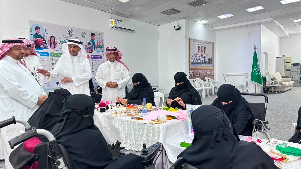 KNews2030_KSA's tweet photo. حين تتجاوز العزيمة حدود الجسد.. الزايدي يطّلع على تجربة تمكين استثنائية في الطائف @zahrtalgerah 

الطائف - رحمة الطويرقي

في جولة حملت أبعادًا إنسانية وحقوقية ووطنية، حلّ سعادة الأستاذ سليمان بن عواض الزايدي، عضو مجلس الشورى سابقًا وعضو الجمعية الوطنية لحقوق الإنسان والمشرف على فرعها بمنطقة مكة المكرمة، ضيفًا على جمعية الطائف الخيرية لذوي الاحتياجات الخاصة، برفقة الأستاذ عادل الثبيتي ممثل الجمعية بالطائف، للاطلاع على ما تقدمه الجمعية من خدمات وبرامج نوعية للأشخاص ذوي الإعاقة.

وكان في استقبالهما رئيس مجلس الإدارة الدكتور سعيد علي الزهراني، ونائبه الدكتور خالد عسيري، وأعضاء المجلس: الأستاذ رداد الثمالي، والأستاذ ماجد عسيري، والأستاذة عايضة الثمالي، والأستاذ يوسف الزهراني، والأستاذ سعود السفياني، والأستاذ مهند الحبيشي، إلى جانب عدد من منسوبي ومنسوبات الجمعية.

واستهل الزايدي جولته بزيارة قسم التشخيص المبكر، حيث اطّلع على آليات تقييم الحالات وتحديد احتياجاتها، ثم انتقل إلى قسم العلاج الطبيعي وما يضمه من أجهزة وتقنيات حديثة، كما شملت الجولة وحدة التوحد التي تُعد من الوحدات المتميزة على مستوى المنطقة، إلى جانب عدد من الأقسام والوحدات المتخصصة.

واستمع خلال الجولة إلى شرح حول البرامج والخدمات المقدمة، ومنظومة التأهيل الشامل، والبرامج التدريبية التي تستهدف تطوير المهارات الحياتية والمهنية، إضافة إلى الدعم النفسي والأسري، بما يعزز فرص الدمج والتمكين ويرسخ جودة الحياة للأشخاص ذوي الإعاقة وأسرهم.

وأبدى الزايدي إعجابه بما شاهده من إمكانات وجهود، مؤكدًا أن ما تقدمه الجمعية يتجاوز مفهوم الخدمة التقليدية إلى صناعة الأمل وتمكين الإنسان، مشيرًا إلى أن ما لمسه من إنجازات يجسد بوضوح أن إعاقة الجسد لا تعني إعاقة العزيمة، وأن التحدي الحقيقي يكمن في الهمم التي تعمل على إزالة العوائق وفتح مساحات أوسع للتمكين.

وأكد أن مستهدفات رؤية المملكة 2030 في تمكين الأشخاص ذوي الإعاقة ودمجهم في المجتمع تُترجم على أرض الواقع من خلال نماذج مشرّفة كهذه، مشددًا على أهمية مواصلة تطوير الخدمات النوعية، وتعزيز الجهود الرامية إلى حفظ الحقوق، وتوسيع دائرة الشراكات المجتمعية الداعمة لهذه الفئة.

من جانبه، ثمّن رئيس مجلس الإدارة الدكتور سعيد علي الزهراني زيارة الزايدي، واصفًا إياها بـالبارقة المضيئة، لما تحمله من دعم معنوي للكوادر والعاملين في الجمعية، مؤكدًا أن الجمعية ماضية في خططها التطويرية، وفتح آفاق جديدة للتعاون والشراكات، بما يحقق أثرًا مستدامًا في حياة المستفيدين والمستفيدات وأسرهم.

واختُتمت الزيارة بتقديم الشكر والتقدير للأستاذ سليمان الزايدي والأستاذ عادل الثبيتي على هذه الوقفة الإنسانية والحقوقية، التي تعكس أهمية التكامل بين المؤسسات المجتمعية والحقوقية، وتؤكد أن تمكين الأشخاص ذوي الإعاقة ليس مجرد مسؤولية مؤسسية، بل قيمة وطنية وإنسانية تُقاس بما نصنعه من فرص، وما نتركه من أثر.

وتواصل جمعية الطائف الخيرية لذوي الاحتياجات الخاصة مسيرتها حاملةً راية التمكين والدمج وجودة الحياة، لتثبت كل يوم أن الإنسان حين يجد من يؤمن بقدرته، يستطيع أن يجعل من التحدي بدايةً جديدة للحلم والإنجاز