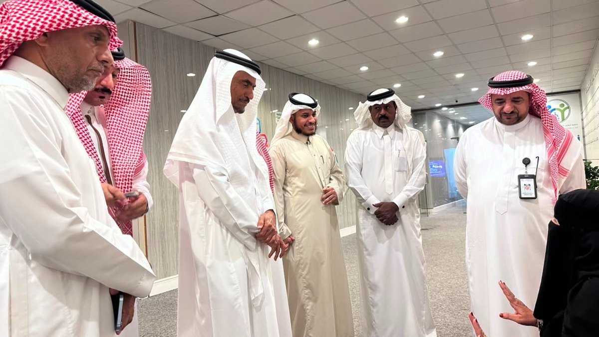 KNews2030_KSA's tweet photo. حين تتجاوز العزيمة حدود الجسد.. الزايدي يطّلع على تجربة تمكين استثنائية في الطائف @zahrtalgerah 

الطائف - رحمة الطويرقي

في جولة حملت أبعادًا إنسانية وحقوقية ووطنية، حلّ سعادة الأستاذ سليمان بن عواض الزايدي، عضو مجلس الشورى سابقًا وعضو الجمعية الوطنية لحقوق الإنسان والمشرف على فرعها بمنطقة مكة المكرمة، ضيفًا على جمعية الطائف الخيرية لذوي الاحتياجات الخاصة، برفقة الأستاذ عادل الثبيتي ممثل الجمعية بالطائف، للاطلاع على ما تقدمه الجمعية من خدمات وبرامج نوعية للأشخاص ذوي الإعاقة.

وكان في استقبالهما رئيس مجلس الإدارة الدكتور سعيد علي الزهراني، ونائبه الدكتور خالد عسيري، وأعضاء المجلس: الأستاذ رداد الثمالي، والأستاذ ماجد عسيري، والأستاذة عايضة الثمالي، والأستاذ يوسف الزهراني، والأستاذ سعود السفياني، والأستاذ مهند الحبيشي، إلى جانب عدد من منسوبي ومنسوبات الجمعية.

واستهل الزايدي جولته بزيارة قسم التشخيص المبكر، حيث اطّلع على آليات تقييم الحالات وتحديد احتياجاتها، ثم انتقل إلى قسم العلاج الطبيعي وما يضمه من أجهزة وتقنيات حديثة، كما شملت الجولة وحدة التوحد التي تُعد من الوحدات المتميزة على مستوى المنطقة، إلى جانب عدد من الأقسام والوحدات المتخصصة.

واستمع خلال الجولة إلى شرح حول البرامج والخدمات المقدمة، ومنظومة التأهيل الشامل، والبرامج التدريبية التي تستهدف تطوير المهارات الحياتية والمهنية، إضافة إلى الدعم النفسي والأسري، بما يعزز فرص الدمج والتمكين ويرسخ جودة الحياة للأشخاص ذوي الإعاقة وأسرهم.

وأبدى الزايدي إعجابه بما شاهده من إمكانات وجهود، مؤكدًا أن ما تقدمه الجمعية يتجاوز مفهوم الخدمة التقليدية إلى صناعة الأمل وتمكين الإنسان، مشيرًا إلى أن ما لمسه من إنجازات يجسد بوضوح أن إعاقة الجسد لا تعني إعاقة العزيمة، وأن التحدي الحقيقي يكمن في الهمم التي تعمل على إزالة العوائق وفتح مساحات أوسع للتمكين.

وأكد أن مستهدفات رؤية المملكة 2030 في تمكين الأشخاص ذوي الإعاقة ودمجهم في المجتمع تُترجم على أرض الواقع من خلال نماذج مشرّفة كهذه، مشددًا على أهمية مواصلة تطوير الخدمات النوعية، وتعزيز الجهود الرامية إلى حفظ الحقوق، وتوسيع دائرة الشراكات المجتمعية الداعمة لهذه الفئة.

من جانبه، ثمّن رئيس مجلس الإدارة الدكتور سعيد علي الزهراني زيارة الزايدي، واصفًا إياها بـالبارقة المضيئة، لما تحمله من دعم معنوي للكوادر والعاملين في الجمعية، مؤكدًا أن الجمعية ماضية في خططها التطويرية، وفتح آفاق جديدة للتعاون والشراكات، بما يحقق أثرًا مستدامًا في حياة المستفيدين والمستفيدات وأسرهم.

واختُتمت الزيارة بتقديم الشكر والتقدير للأستاذ سليمان الزايدي والأستاذ عادل الثبيتي على هذه الوقفة الإنسانية والحقوقية، التي تعكس أهمية التكامل بين المؤسسات المجتمعية والحقوقية، وتؤكد أن تمكين الأشخاص ذوي الإعاقة ليس مجرد مسؤولية مؤسسية، بل قيمة وطنية وإنسانية تُقاس بما نصنعه من فرص، وما نتركه من أثر.

وتواصل جمعية الطائف الخيرية لذوي الاحتياجات الخاصة مسيرتها حاملةً راية التمكين والدمج وجودة الحياة، لتثبت كل يوم أن الإنسان حين يجد من يؤمن بقدرته، يستطيع أن يجعل من التحدي بدايةً جديدة للحلم والإنجاز