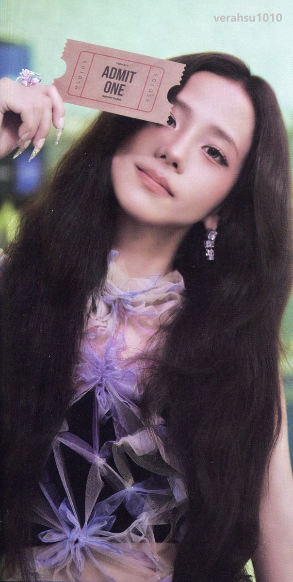 sooyaslovejisoo's tweet photo. Damn she planned all of this and we don't even know what that means. The first pic is from Amortage photobook. So Click photobook may have something in there for her next move. https://t.co/TqKji7LQHl
