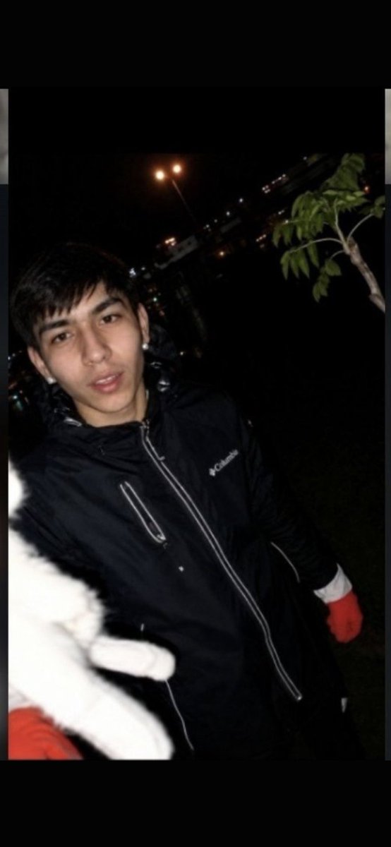 abiteknisyen's tweet photo. Bırakın maçı, transferi, sulu boyayı falan. Şu kediye bunu yapan aşağılık mahlukatları bulun önce.

Kim lan bunlar? Kimse tanımıyor mu bunları? Kimsenin mi arkadaşı değil, komşusu değil, okuldan tanıdığı değil? Böyle bir varlıkla aynı masaya oturup nasıl arkadaşlık yapıyorsunuz?

Bir insanın gerçek yüzünü bundan daha net gösteren ne olabilir?

Bir canlının canını yakıp bunu kayda alacak kadar vicdansızlaşmışlar. Sonra herkes üç gün konuşup başka gündeme geçecek.

Yok öyle.

Bu işin peşini bırakmayın. Gören, bilen, tanıyan varsa konuşsun. Yetkililer de bu şerefsizleri bulup gerekeni yapsın.

Bugün sustuğumuz her vahşet yarın daha da büyüyor. Şu iki mahlukat bulunmadan bu konu kapanmasın. Kapatmayın. Kapatmayalım..