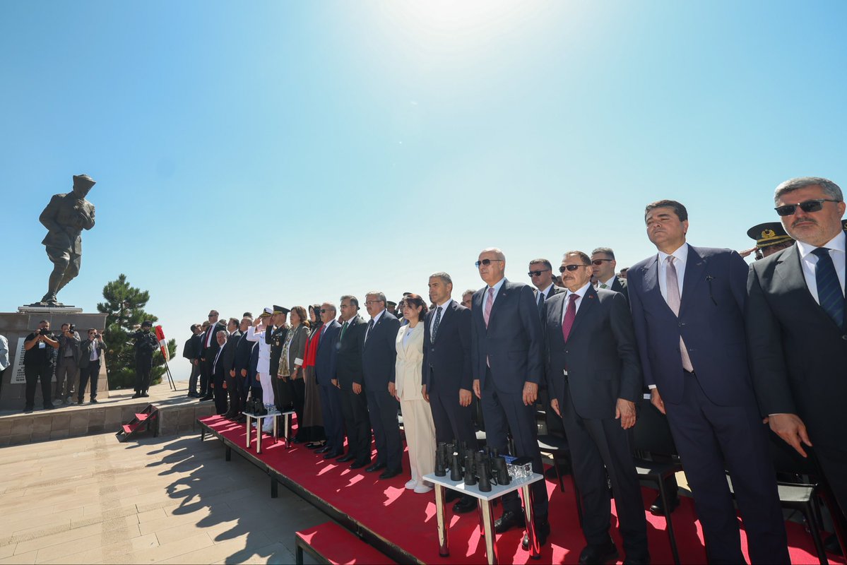 TBMMresmi's tweet photo. Türkiye Büyük Millet Meclisi Başkanımız @NumanKurtulmus, Büyük Taarruz’un 104’üncü yıl dönümü ve Zafer Haftası kutlama programları dolayısıyla bulunduğu Afyonkarahisar’da, Kocatepe Başkomutan Mustafa Kemal Anıtı'nda düzenlenen anma törenlerine katıldı. https://t.co/MZ7NEMhYcT