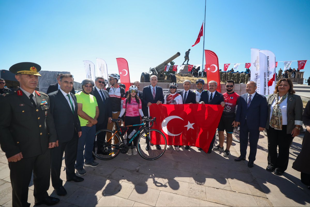 TBMMresmi's tweet photo. Türkiye Büyük Millet Meclisi Başkanımız @NumanKurtulmus, Büyük Taarruz’un 104’üncü yıl dönümü ve Zafer Haftası kutlama programları dolayısıyla bulunduğu Afyonkarahisar’da, Kocatepe Başkomutan Mustafa Kemal Anıtı'nda düzenlenen anma törenlerine katıldı. https://t.co/MZ7NEMhYcT