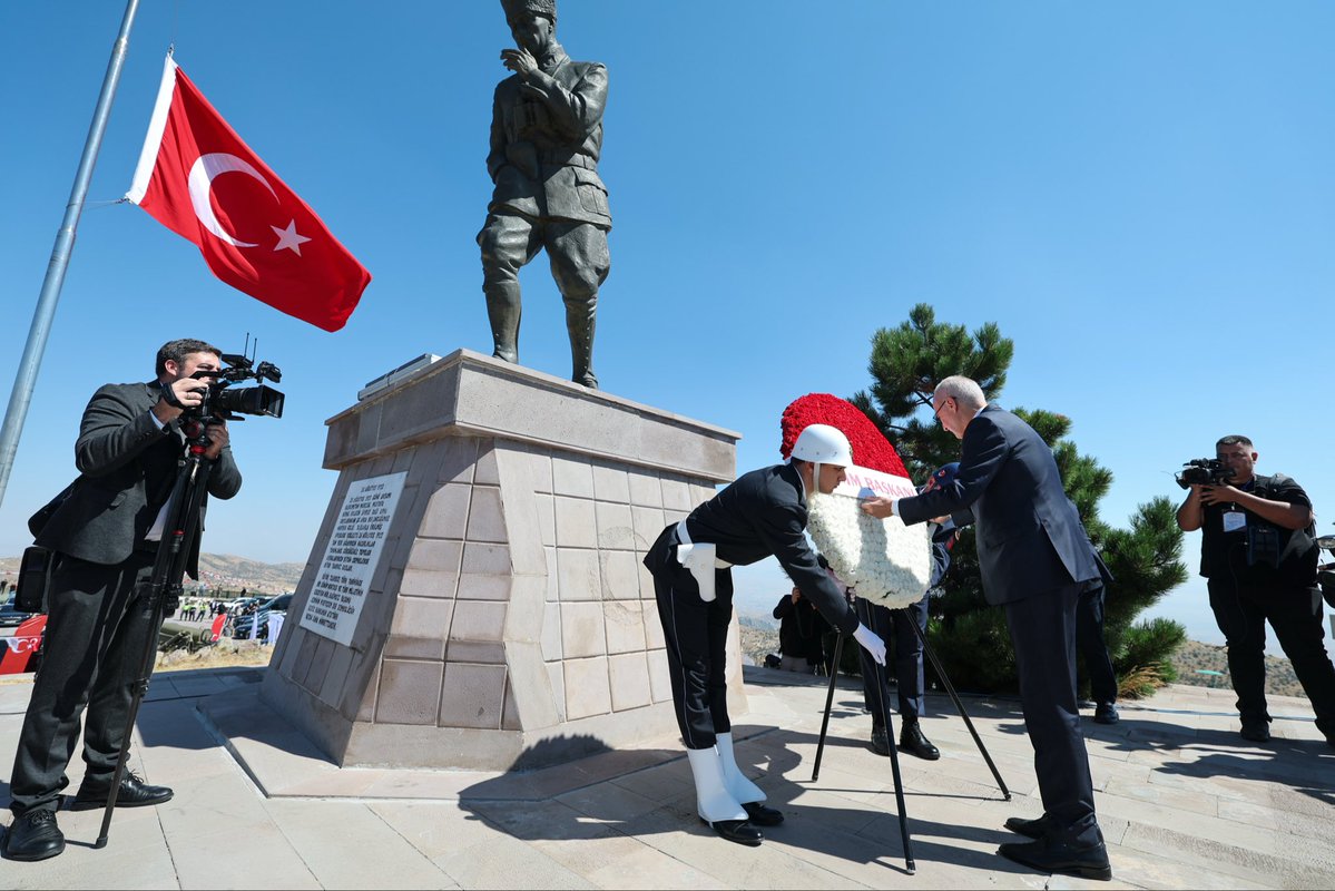 TBMMresmi's tweet photo. Türkiye Büyük Millet Meclisi Başkanımız @NumanKurtulmus, Büyük Taarruz’un 104’üncü yıl dönümü ve Zafer Haftası kutlama programları dolayısıyla bulunduğu Afyonkarahisar’da, Kocatepe Başkomutan Mustafa Kemal Anıtı'nda düzenlenen anma törenlerine katıldı. https://t.co/MZ7NEMhYcT