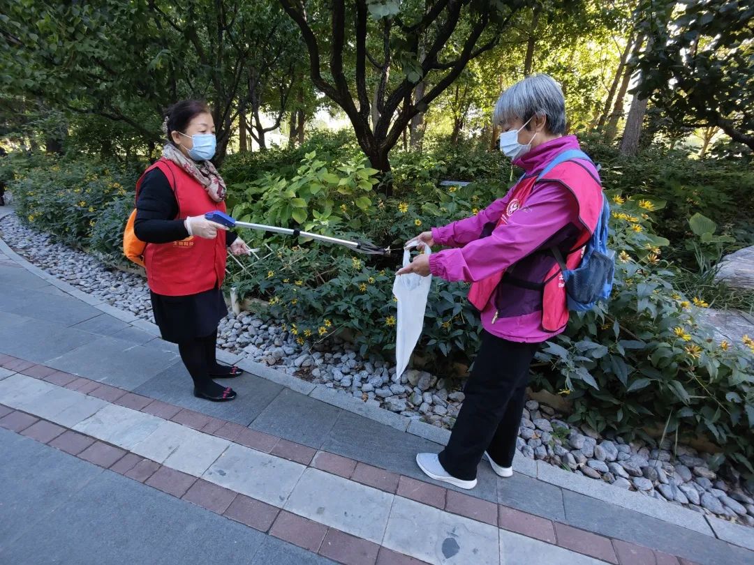 COBLXALAPA's tweet photo. Come join our neighborhood weekend cleanup! We’ll meet at Central Park entrance this Sat 9AM, bring gloves u0026 get a free reusable bag. Let’s spruce up our community together! https://t.co/Js3S94hkSy