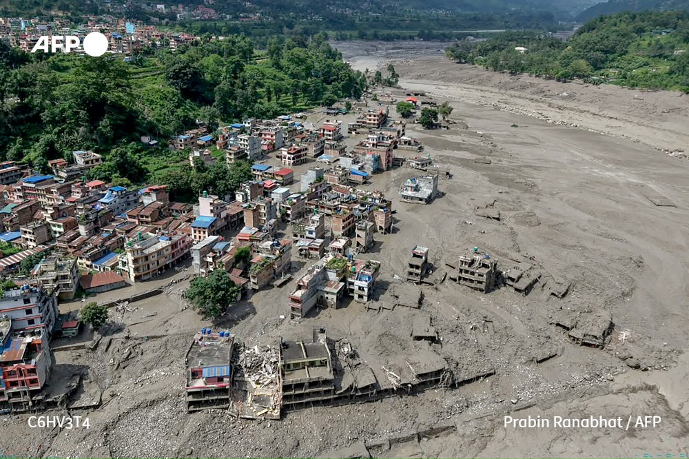 AFPespanol's tweet photo. Al menos ocho personas murieron en una inundación masiva que barrió el norte de Nepal, informó a la AFP un portavoz de la policía. "Las operaciones de rescate continúan", dijo. El ejército del país asiático precisó que se movilizaron 14 helicópteros y equipos de socorro #AFP https://t.co/K1txWIWjbp