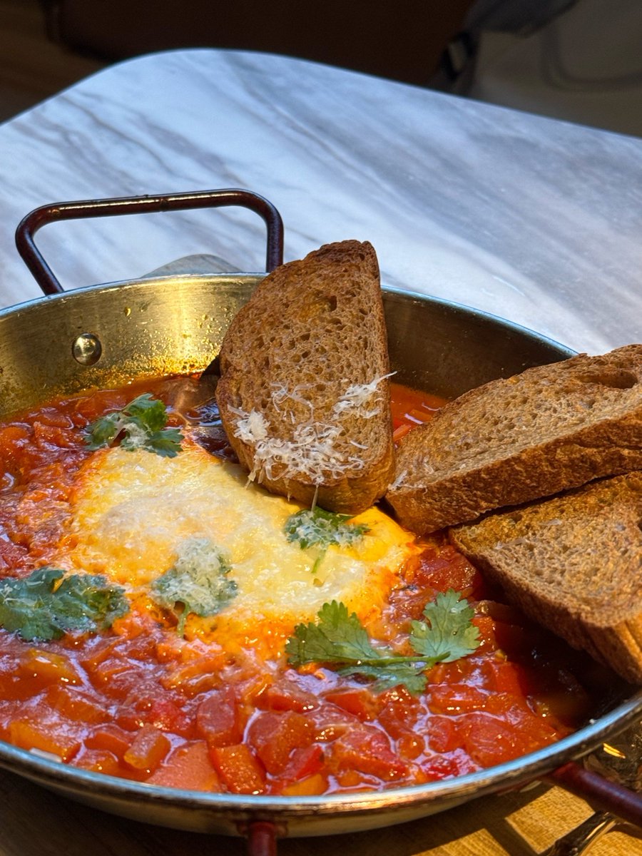 milkc033705's tweet photo. That first crispy bite of homemade garlic bread + tomato soup = pure cozy Sunday night win ， https://t.co/qK94164CAe