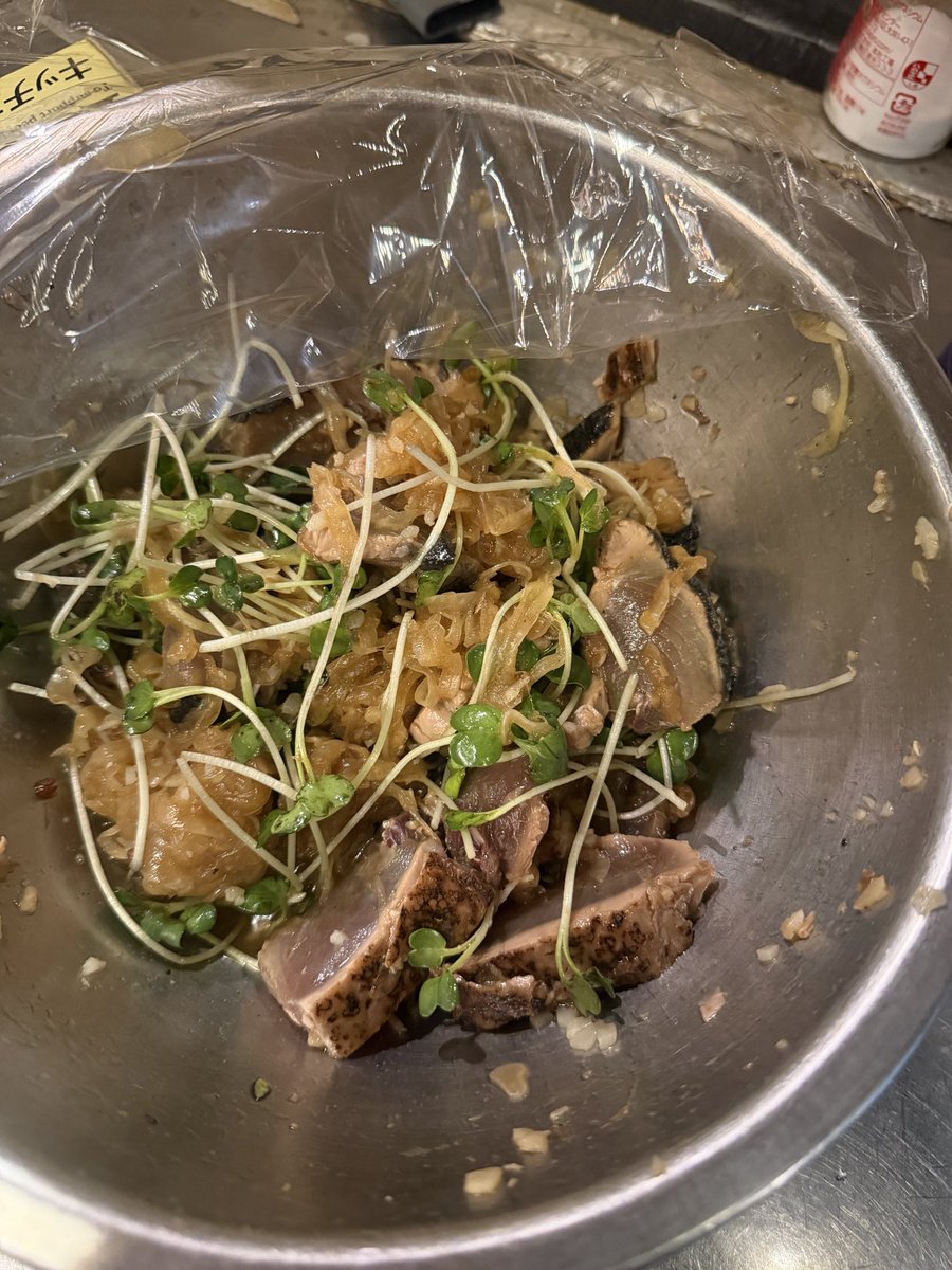 linkagedot's tweet photo. 本日のお通しは！！

生かつおを稲藁ではなく、麦わらで燻製して！
にんにくポン酢と玉ねぎの甘みと貝割れのピリをアクセントにしたモノです！！！ https://t.co/UQPMNWxjAi