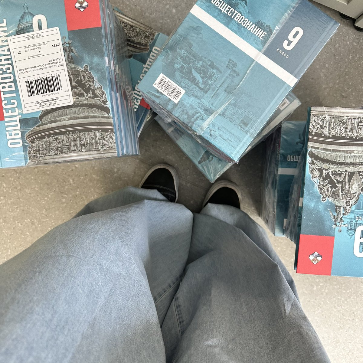 venka_3's tweet photo. Работать это не круто, я устала считать эти книжки🩼🩼🩼 https://t.co/i5RRVI0Ppt