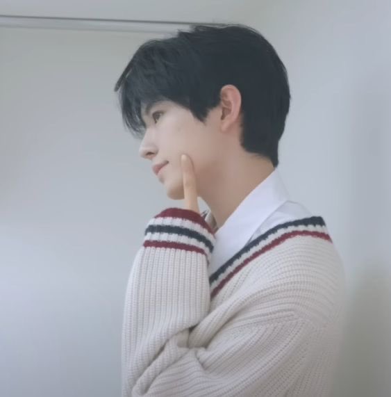 aoob455's tweet photo. 어깨 넓은 거 잘보이고 흑발에 얼굴 미쳤고.. 이러면 첫사랑 조작 당하죠..♡ https://t.co/7SNNjyihh1